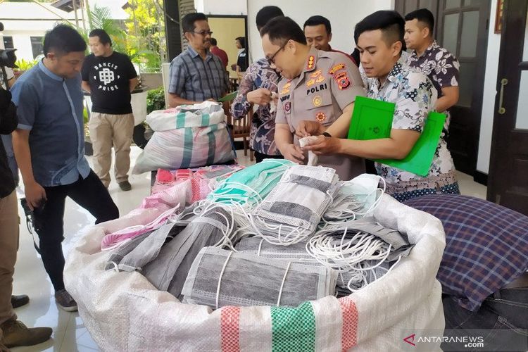 Polisi menunjukan masker yang diisita di Polrestabes Bandung, Jalan Jawa, Kota Bandung, Jumat (6/3/2020). (ANTARA/Bagus Ahmad Rizaldi)