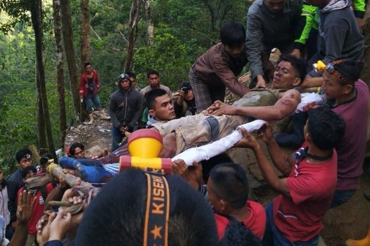 Tim SAR gabungan saat mengevakuasi salah satu korban penambang dari lokasi tambang.