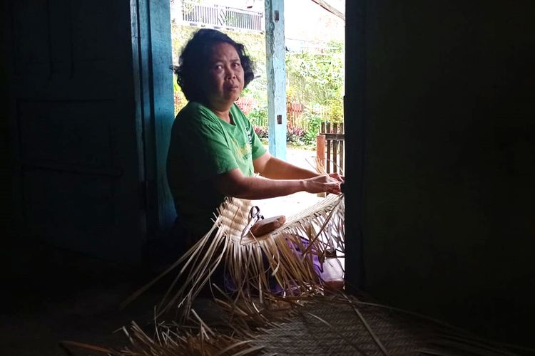Untuk menopang kebutuhan hidup Marsi ibu dari Supriyanto yang juga cacat pada kaki yang membuatnya kesulitan bergerak hanya bisa mengandalkan hidup dari menganyam bambu dan bantuan dari tetangga.