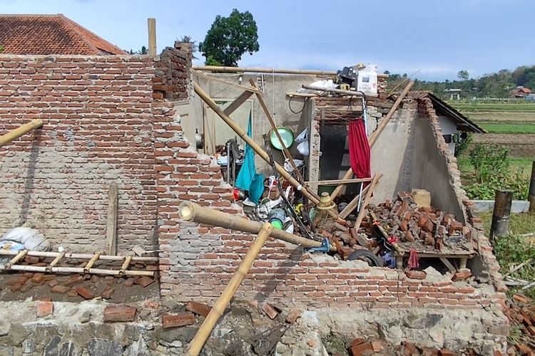 Detik-detik Sarpin Selamatkan Anak Saat Puting Beliung Terjang Rumah: Atap Terbang, Tembok Ambruk