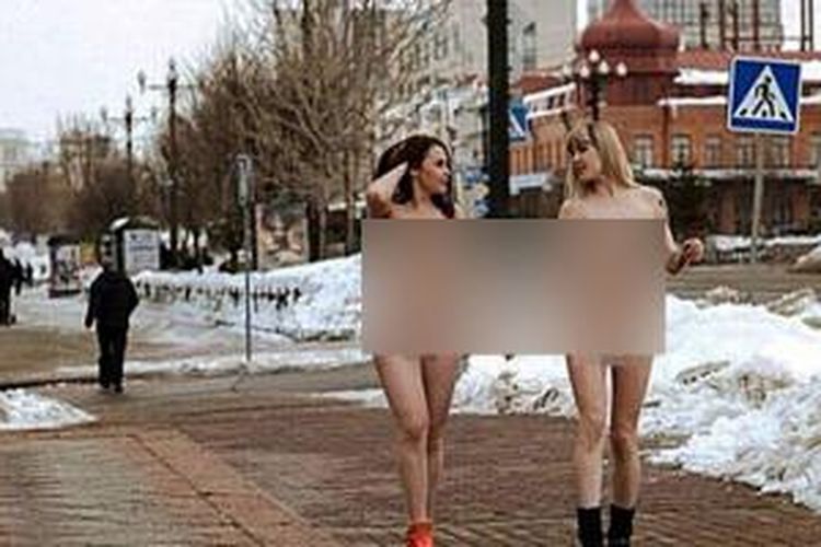Dua gadis Rusia ini dipecat dari pekerjaan mereka di sebuah pusat perbelanjaan setelah foto keduanya tengah bermain salju tanpa busana teersebar luas di media sosial.