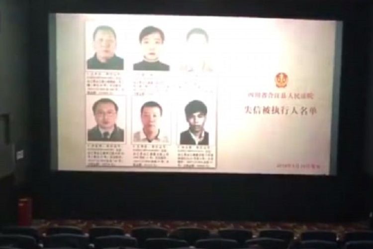Wajah para pengutang dipajang di layar sebuah bioskop di Sichuan, China.