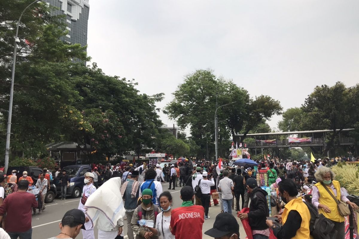 Massa demonstran  dari Persaudaraan Alumni 212 dan sejumlah kelompok organisasi masyarakat (ormas) mulai memadati Jalan Merdeka Selatan, Gambir, Jakarta pada Selasa (13/10/2020) pukul 12.30 WIB.