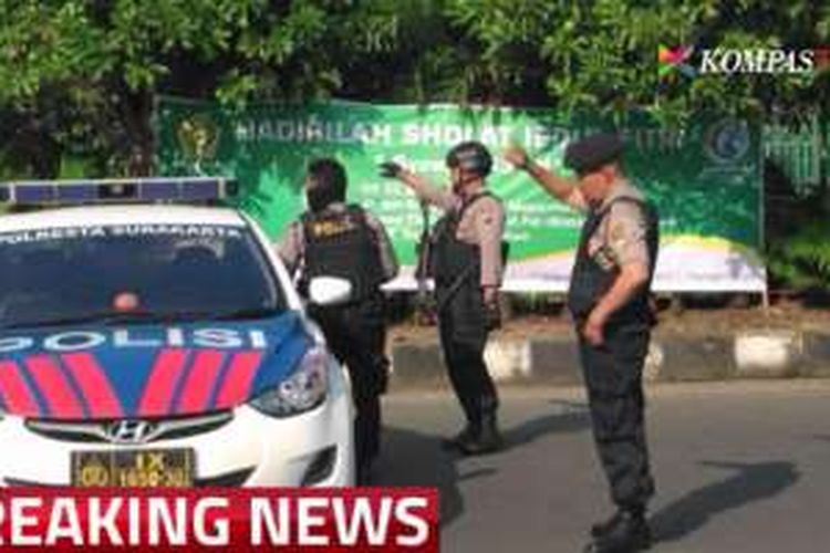 Polisi bersiaga di depan Mapolresta Solo, Jawa Tengah, setelah sebuah bom bunuh diri meledak di gerbang Mapolresta, Rabu (5/7/2016).