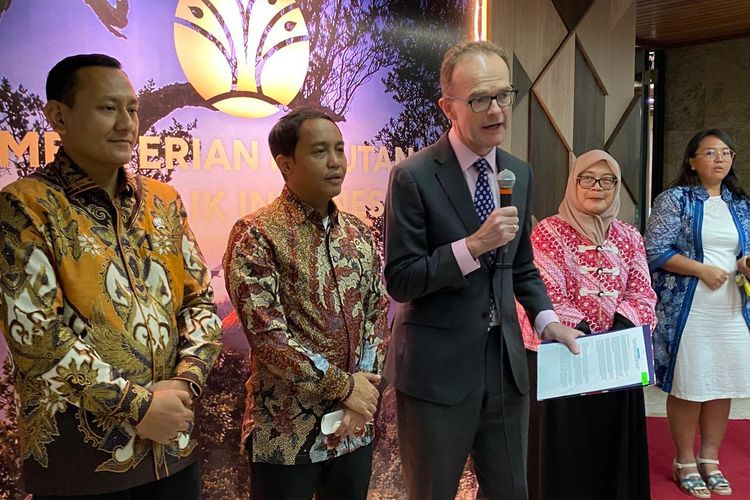 Menteri Kehutanan, Raja Juli Antoni (dua dari kiri), dan Duta Besar Inggris untuk Indonesia, Dominic Jermey (memegang mic) menjelaskan program MFP Fsse 5, Senin (9/2/2026). 