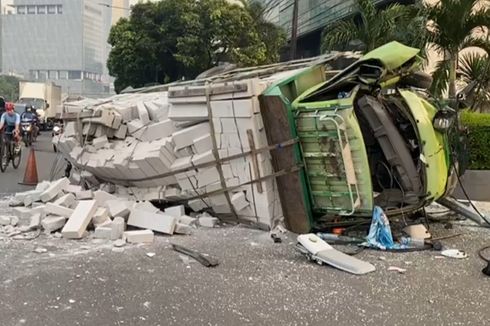 Sopir Diduga Mengantuk, Truk Pengangkut Hebel Tabrak Tiang lalu Terguling di Jalan Gatot Subroto