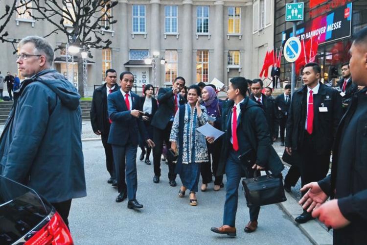 Presiden Joko Widodo, Ibu Negara Iriana Joko Widodo dan rombongan saat berada di Hannover, Jerman, Minggu (16/4/2023).