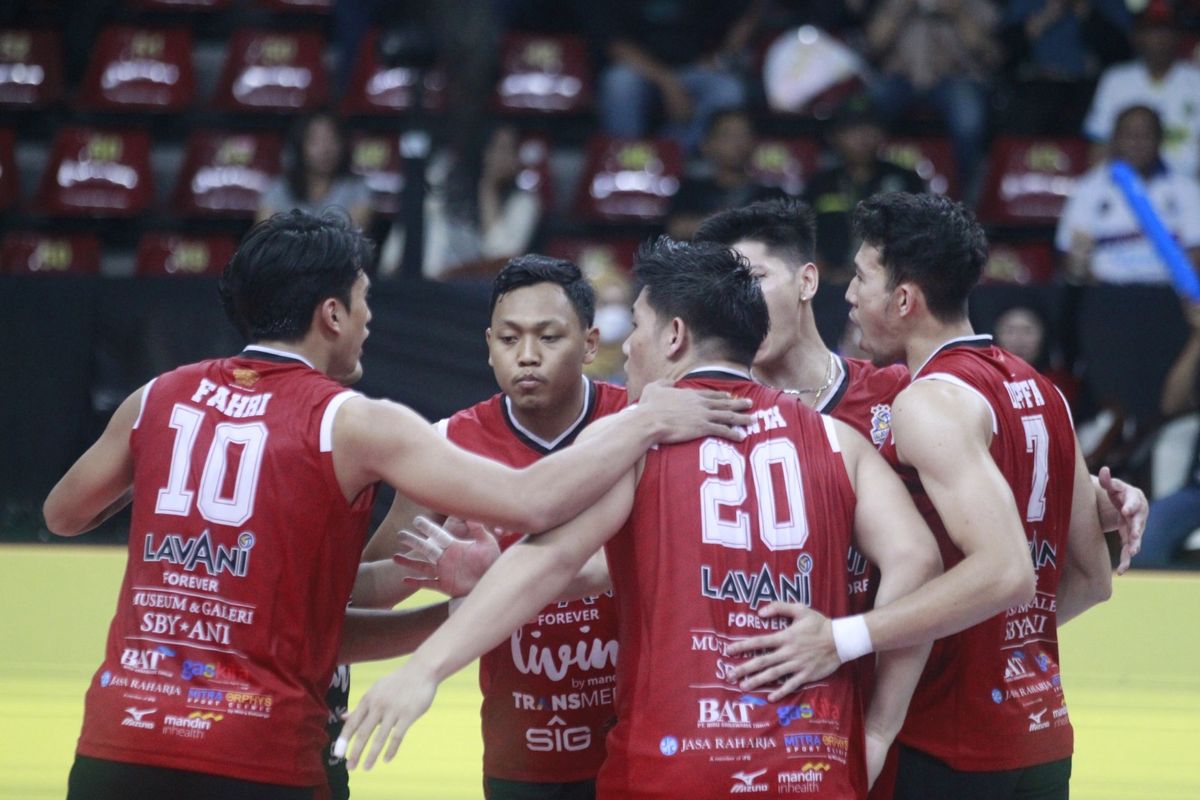 Para pemain Jakarta LavAni Livin' Transmedia merayakan poin mereka saat meladeni Surabaya Samator dalam putaran kedua Final Four ProLiga 2025 di GOR Sritex, Surakarta, Kamis (1/5/2025). LavAni menang 3-2 atas Samator dengan rincian skor 21-25, 23-25, 25-23, 25-11, 15-13.