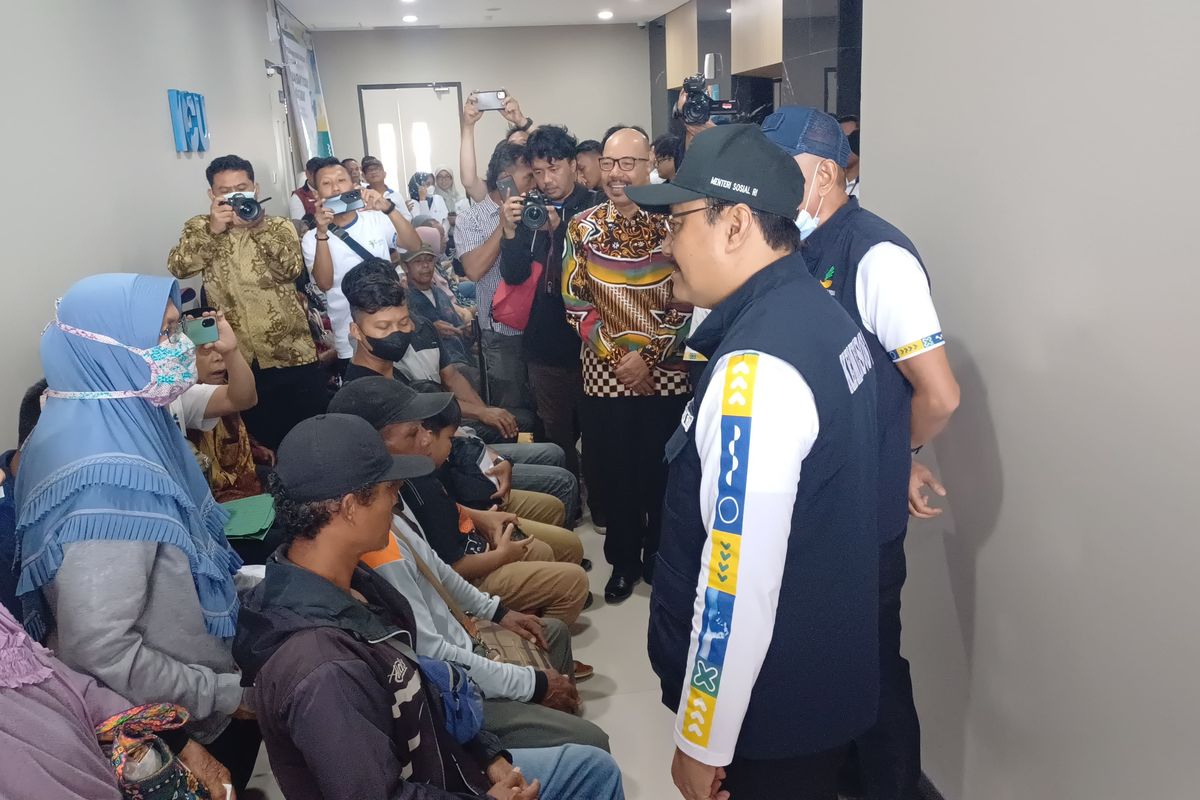 Temui Peserta Operasi Katarak Gratis, Mensos: Tak Usah Beban Banyak