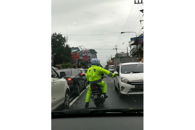 Tangkapan layar dari unggahan mengenai seorang polisi di Yogyakarta yang membuka jalan guna mengawal mobil ojek online yang bawa korban kecelakaan.