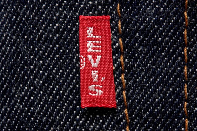 Red Tab Levis dengan huruf E kapital.