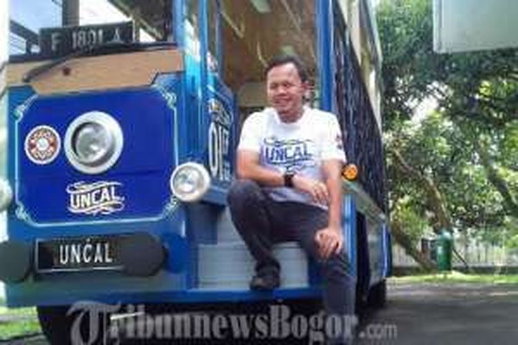 Wali Kota Bogor, Bima Arya Sugiarto berpose di bus wisata Uncal. 
