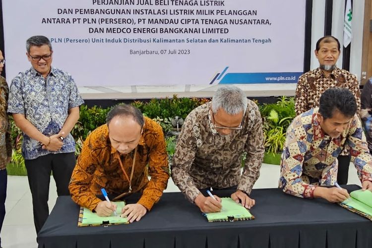 Kerja sama jual beli listrik diteken di Kantor PLN Unit Induk Distribusi Kalimantan Selatan dan Kalimantan tengah, di Kota Banjar Baru, Kalimantan Selatan, pada Jumat (7/7/2023). 