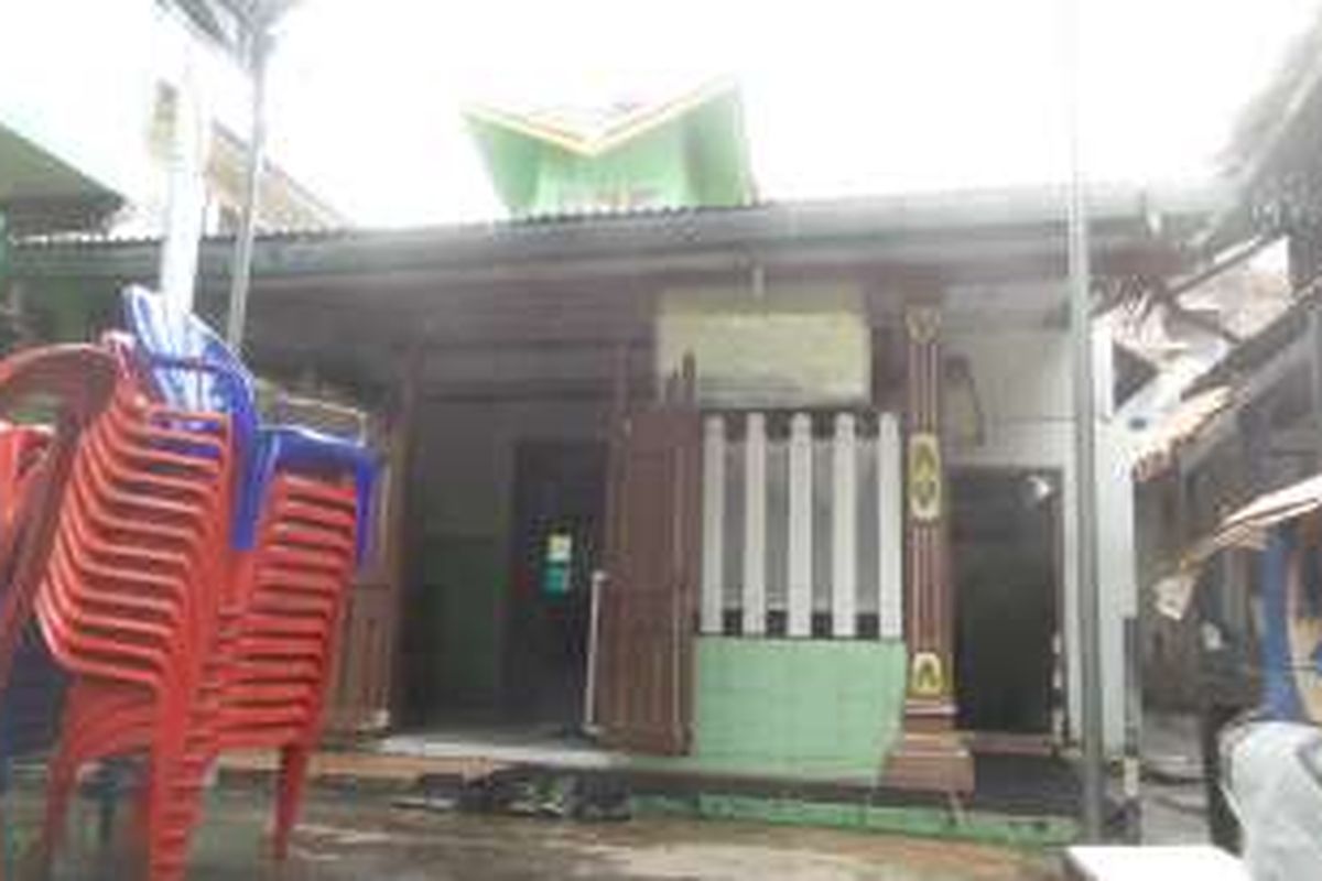 Masjid Al Mubarokah yang berlokasi di kawasan Kalijodo untuk area RT 07/RW 10, Angke, Tambora, Jakarta Barat.