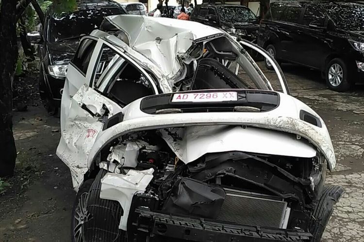 Mobil Picanto yang dikemudikan Intan ringsek setelah tertabrak kereta api Solo-Wonogiri, Kamis (25/1/2018). 