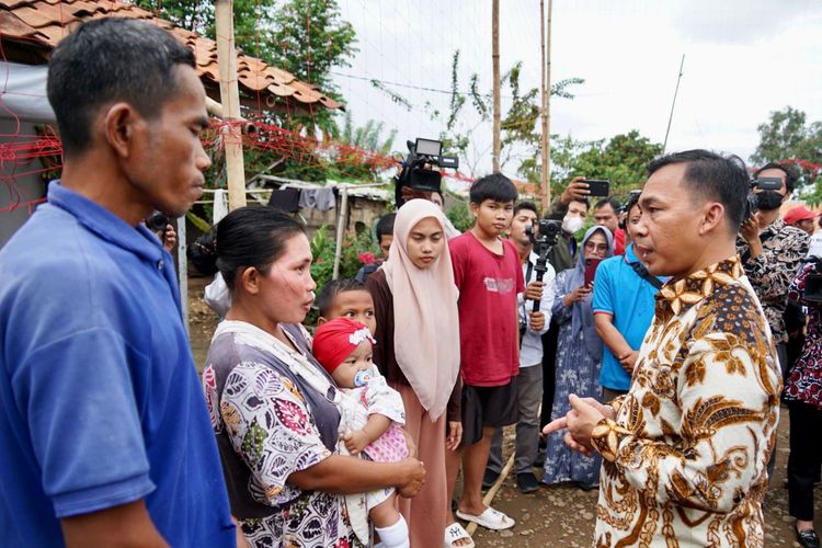 Menteri Kependudukan dan Pembangunan Keluarga/Kepala BKKBN Wihaji menemui dan berdialog dengan keluarga berisiko stunting (KBS) di Desa Mulyasari, Kecamatan Ciampel, Karawang, Jawa Barat, Rabu (4/12/2024). 