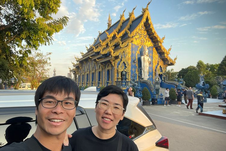 Pasangan Alvin Tang dan Lussiana Rossi, yang jalan-jalan ke China menggunakan Toyota Veloz. Foto diambil di Blue Temple Chiang Rai, Thailand