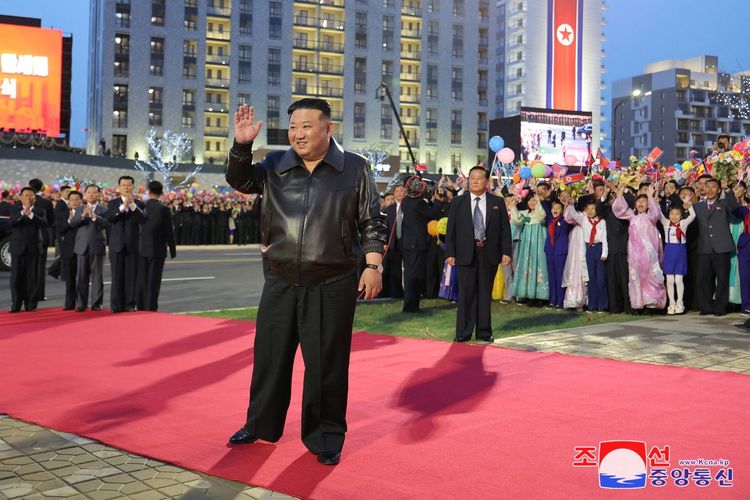 Kim Jong Un saat menghadiri pembukaan 10.000 rumah baru di sebuah distrik di ibu kota, Pyongyang, pada Selasa (16/4/2024).