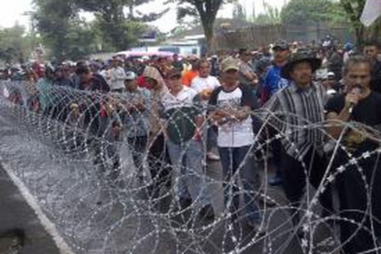 7.000 warga di Kota Batu, Jawa Timur, menggelar demo di Balaikota Batu, Kamis (23/1/2014). Mereka mendemo walikota Batu, Eddy Rumpoko yang tidak mentaati rekomendasi KLH dan Ombudsman yang minta pembangunan hotel The Rayja dihentikan. Karena tidak ada izin amdalnya.