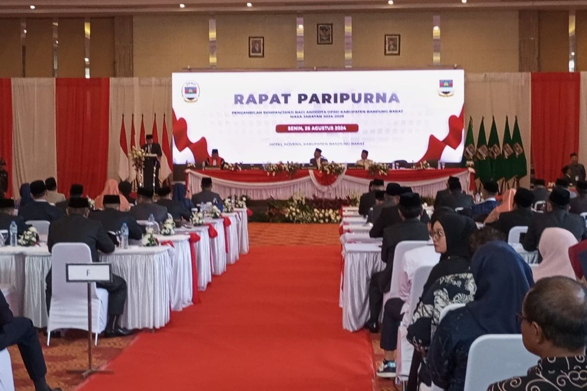 50 Caleg terpilih secara resmi sah menjadi anggota Dewan Perwakilan Rakyat Daerah (DPRD) Kabupaten Bandung Barat (KBB) periode 2024-2029 usai dilantik di Hotel Novena Lembang, Bandung Barat, Jawa Barat pda Senin (26/8/2024).