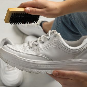 Ilustrasi membersihkan sepatu