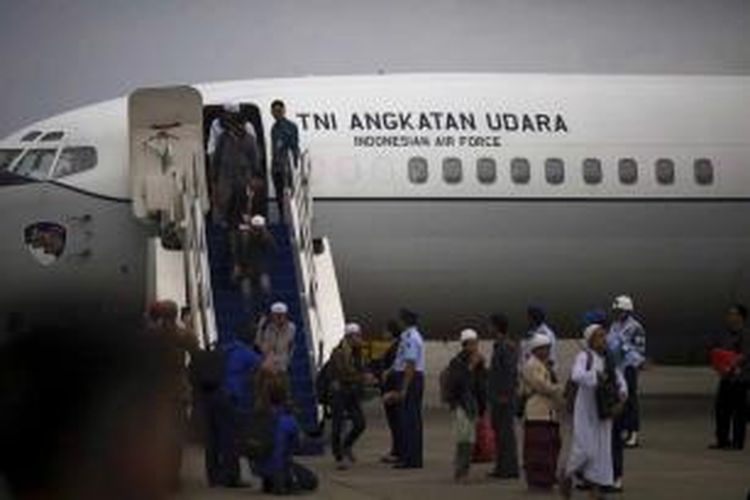 91 WNI yang dievakuasi dari Yaman tiba di Base Operation Landasan Udara Halim Perdanakusuma, Jakarta Timur, Senin (13/4/2015). Menteri Luar Negeri Retno Lestari Priansari Marsudi menyambut kedatangan mereka yang diangkut dengan pesawat Boeing 737-400 TNI AU.
