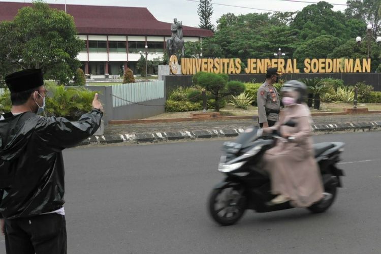 Bupati Banyumas Achmad Husein mengapresiasi warga yang menggunakan masker dengan mengacungkan jempol saat razia penggunaan masker di Purwokerto, Kabupaten Banyumas, Jawa Tengah.