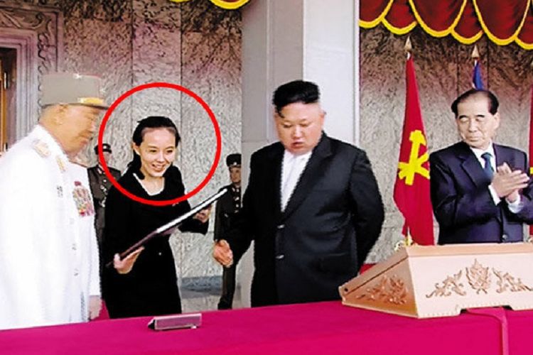 Kim Yo Jong tampak berada di samping kanan kakaknya, Kim Jong Un, yang kini adalah pemimpin tertinggi Korea Utara. ((KCTV/Daily Star))