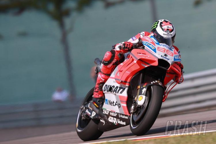 Pebalap Ducati Jorge Lorenzo saat menjalani sesi latihan bebas di Sirkuit Sachsenring, Jerman, Jumat (13/7/2018).