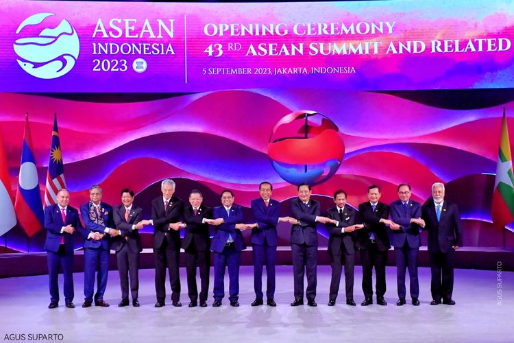 Presiden Joko Widodo bersalaman dengan para pemimpin negara-negara peserta Konferensi Tingkat Tinggi (KTT) ke-43 ASEAN, Selasa (5/9/2023).