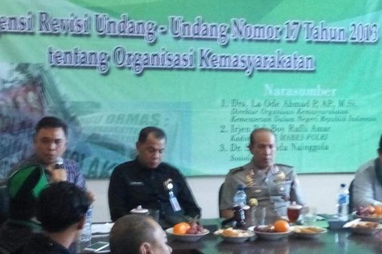 Sosiolog Syahganda Nainggolan, Direktur Organisasi Masyarakat Direktorat Jenderal Politik dan Hukum (Ditjen Polpum Kemendagri) Laode Ahmad  P Balombo, dan Kadiv Humas Mabes Polri Irjen Pol Boy Rafli Amar dalam diskusi bertajuk 