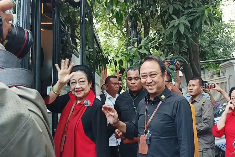 Ketua Umum PDI-P Megawati Soekarnoputri saat akan berangkat dari rumahnya di Jl Teuku Umar, Menteng, ke Kantor KPU RI untuk mendaftarkan capres cawapres Ganjar Pranowo -Mahfud MD pada Kamis (19/10/2023).
