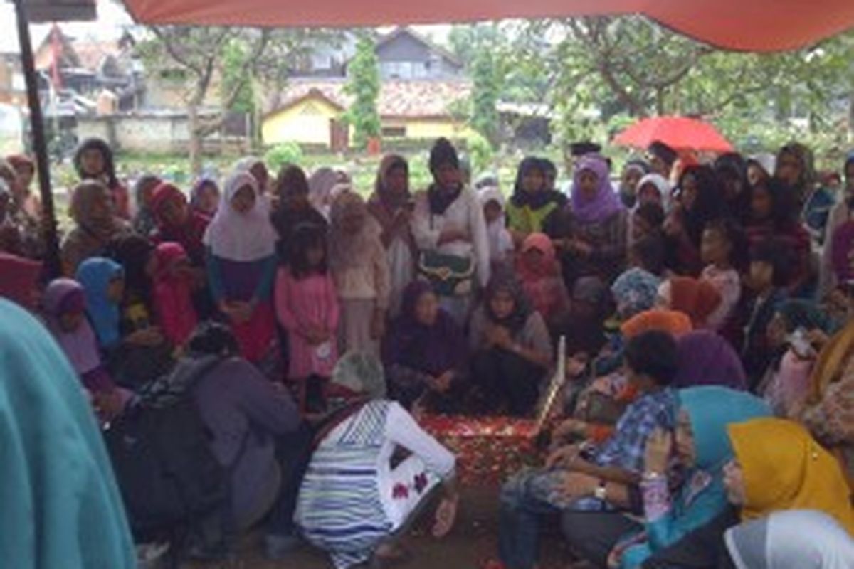 Puluhan peziarah yang mayoritas ibu-ibu mendatangi makam Ustaz Jeffry Al Buchori yang berada di TPU Karet Tengsin, Tanah Abang, Jakarta Pusat. Menjelang puasa, makam ustaz yang akrab disapa Uje itu ramai dikunjungi peziarah.