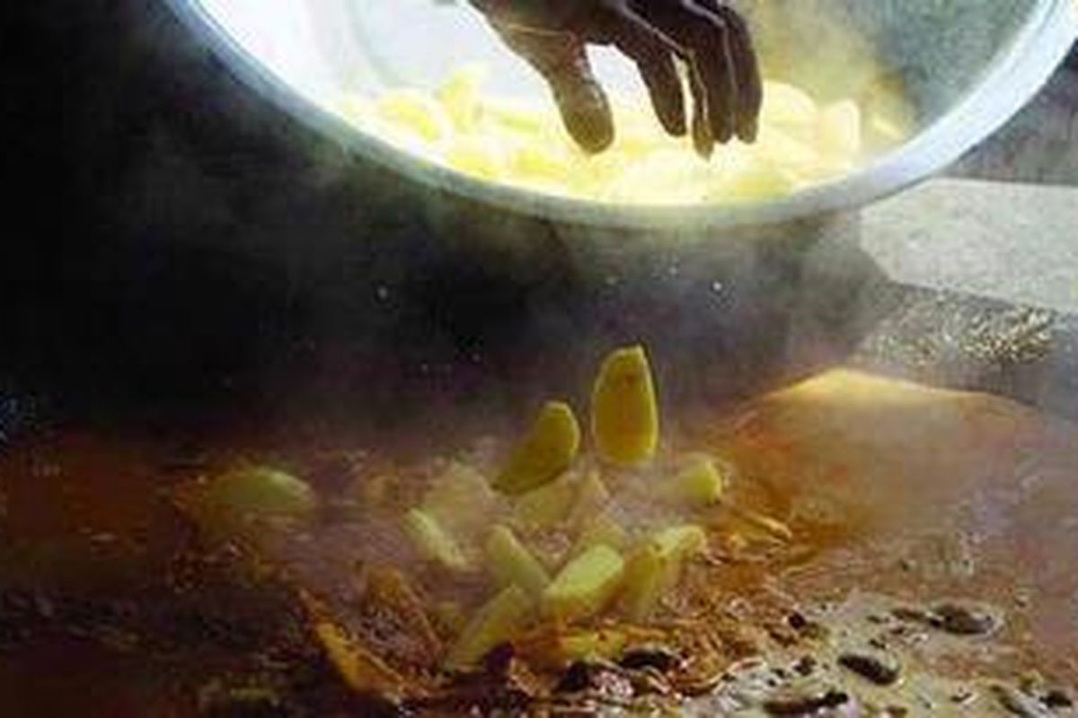 Kari kambing dihidangkan dalam acara peringatan Maulid Nabi Muhammad SAW di Meunasah Pupu, Kecamatan Ulim, Kabupaten Pidie Jaya, Aceh, Minggu (10/2/2013).  