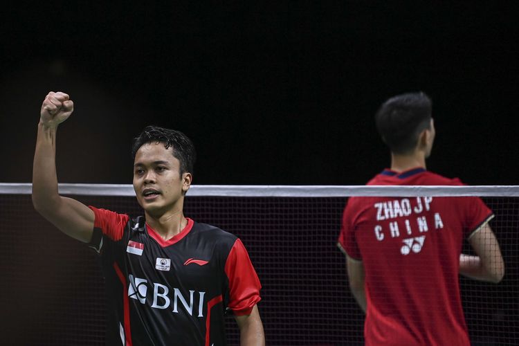 Ekspresi dari Pebulutangkis tunggal putra Indonesia Anthony Sinisuka Ginting (kiri) usai menang atas lawannya pebulu tangkis tunggal putra Cina Zhao Jun Peng dalam pertandingan babak perempat final Piala Thomas 2022 di Impact Arena, Bangkok, Thailand, Kamis (12/5/2022). Kemenangan Ginting dengan skor 21-12, 25-27 dan 21-17, membuat Tim Thomas Indonesia unggul sementara 1-0 atas Cina.