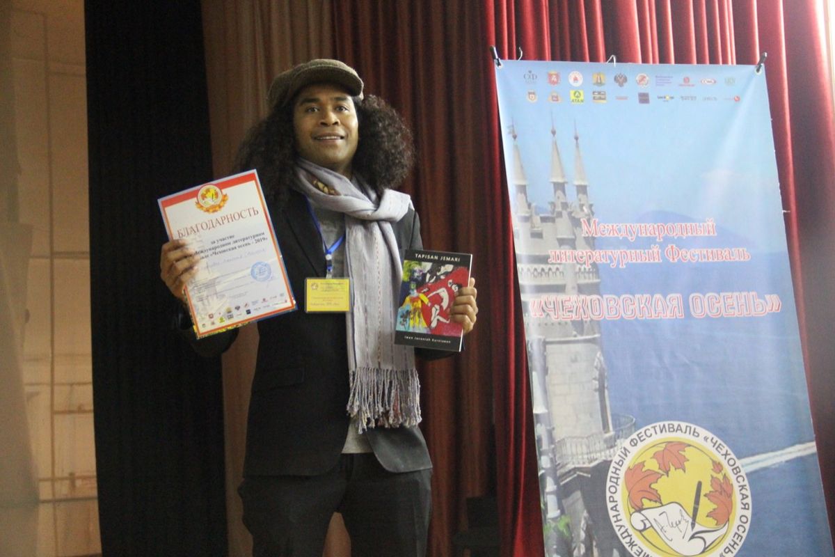 Penyair Indonesia Iwan Jaconiah meraih Diploma of Honor Award pada helatan X International Literary Festival Chekhov Autumn-2019 di Yalta, Republik Crimea, Federation Rusia, Kamis (24/10/2019).