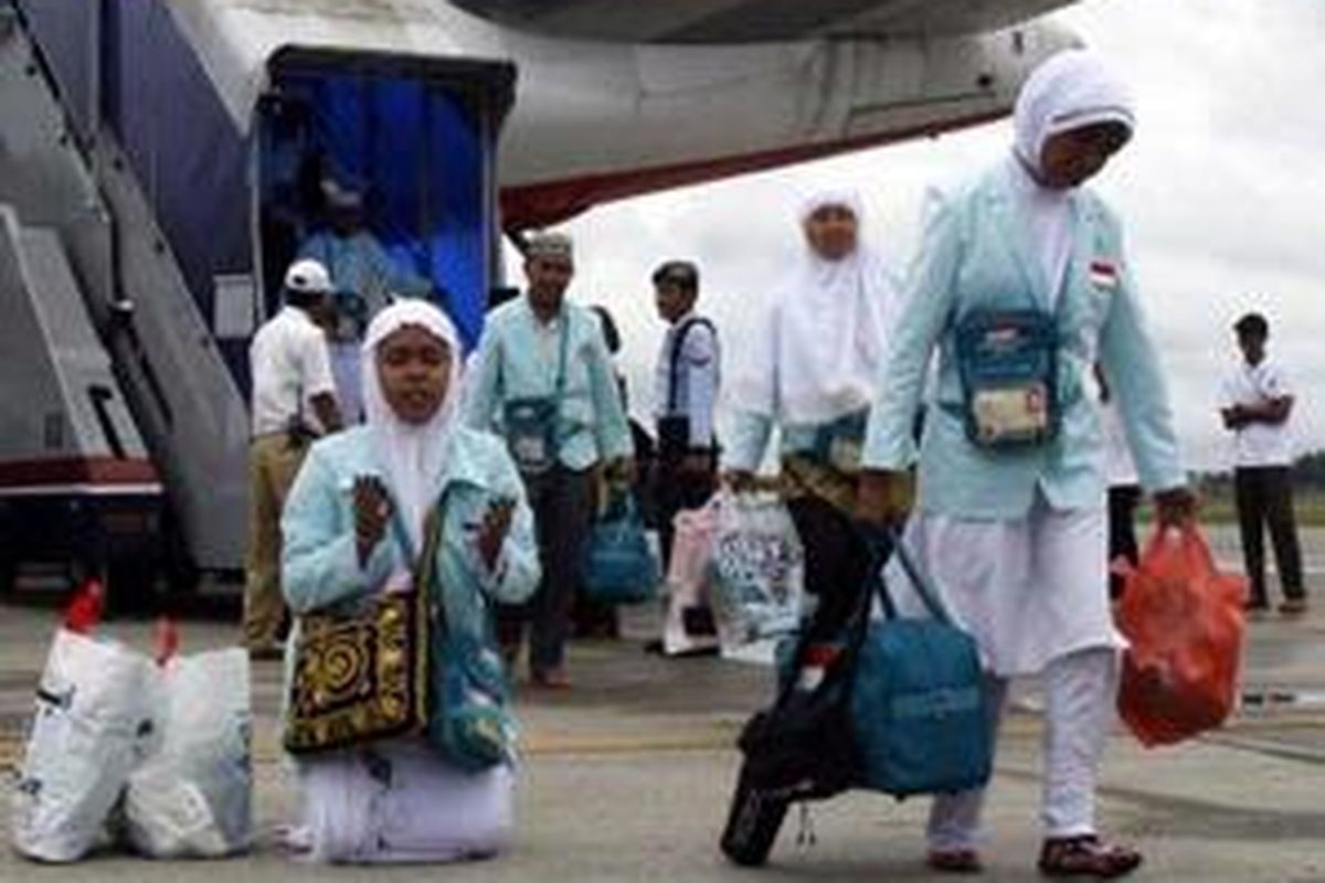 Jemaah haji asal Kabupaten HSU, Kalimantan Selatan sujud syukur saat tiba di Bandara Syamsudin Noor, Banjarbaru, Kalimantan Selatan, Minggu (14/12).