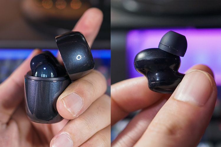 Earphone Ugreen HiTune X5 akan langsung menyala dan tersambung ke perangkat via Bluetooth begitu charging case dibuka, ditandai dengan lampu indikator di samping unit earphone (foto kiri). Bagian leher driver earphone ini agak pendek sehingga terasa kurang mantap menyegel lubang telinga layaknya tipe in-ear pada umumnya.