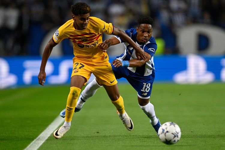 Striker Barcelona, Lamine Yamal (kiri), berebut bola dengan pemain FC Porto, Wendell, dalam matchday 2 Grp H Liga Champions 2023-24 di Stadion Dragao, Porto, Rabu (4/10/2023). Tampil sebagai starter dalam laga ini, Yamal pecahkan rekor sebagai pemain termuda dalam Liga Champions.