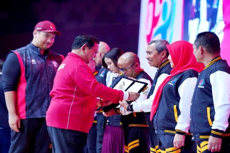 Gubernur Riau Syamsuar mendapat penghargaan dari Menteri Pemuda dan Olahraga Dito Ariotedjo