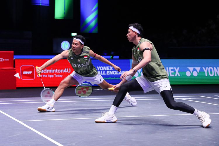 Fajar Alfian/Muhammad Rian Ardianto saat bertanding melawan Aaron Chia/Soh Wooi Yik (Malaysia) pada final All England 2024 di Utilita Arena, Birmingham, Inggris, Minggu (17/3/2024). Terkini Fajar/Rian bermain dalam laga 16 besar ajang Badminton Asia Championships 2024 di Ningbo, China, Kamis (11/4/2024).