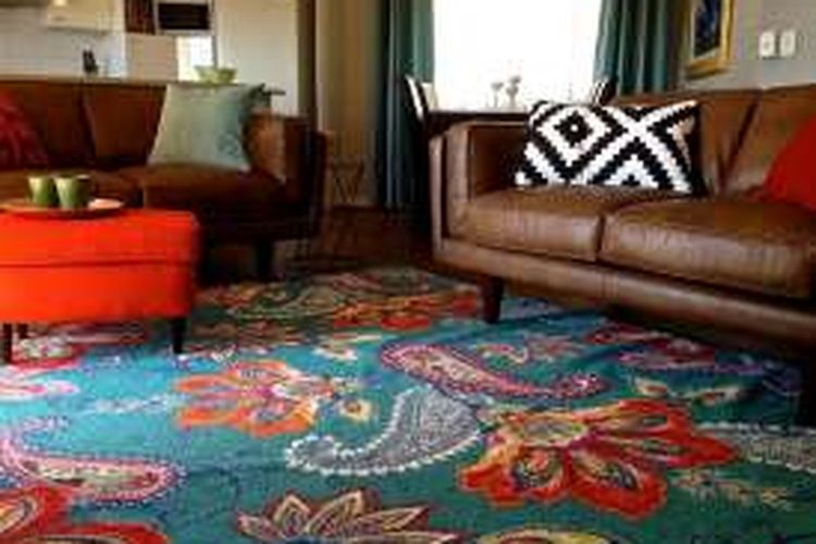 Karpet dengan warna dan pola mencolok