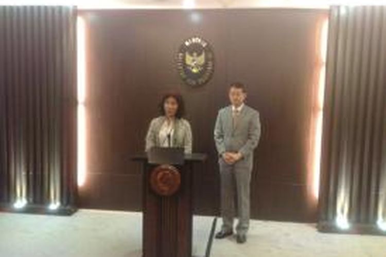 Menteri Kelautan dan Perikanan (KKP) Susi Pudjiastuti disambangi oleh Duta Besar Korea Selatan untuk Indonesia Cho Tai-young di kantornya, Jakarta, Kamis (14/11/2014). 