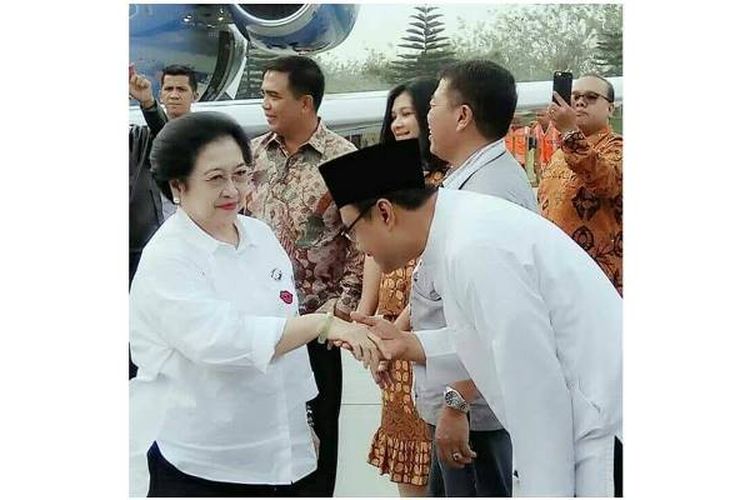 Foto Wakil Gubernur Jawa Timur Saifullah Yusuf atau Gus Ipul mencium tangan Ketua Umum PDI Perjuangan Megawati Soekarnoputri ramai dibicarakan.