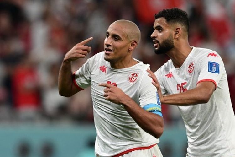 Penyerang Tunisia, Wahbi Khazri (kiri), merayakan golnya ke gawang Perancis dalam laga terakhir babak penyisihan Grup D Piala Dunia 2022 di Education City Stadium, Rabu (30/11/2022) malam WIB.