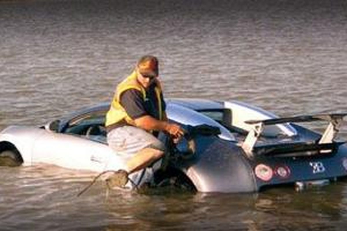 Bugatti Veyron kecelakaan di danau Texas