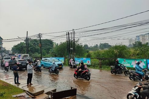 Hujan Deras, Jalan di Depan Kompleks Pemkot Tangsel Tergenang Air