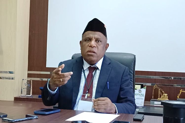 Penjabat (Pj) Sekretaris Daerah (Sekda) Papua Barat Daya Jhony Way saat ditemui Pemprov Papua Barat Daya, Kamis (6/6/2024). 