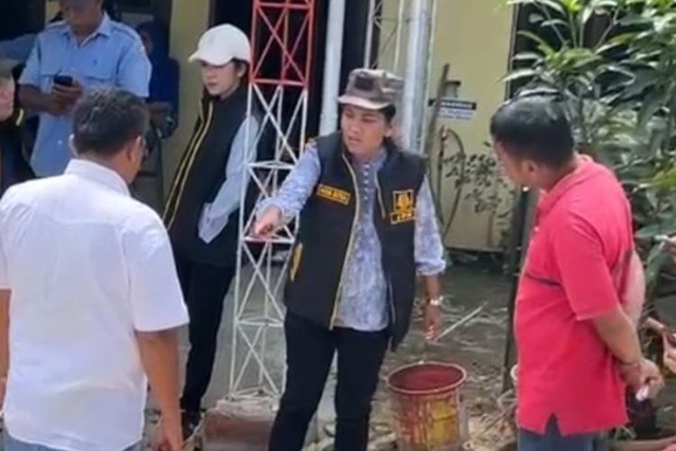 Foto: Tangkapan layar video Direksi PDAM Tirta Lihou dan Jaksa Bidang Datun Kejari Simalungun menagih tunggakan air warga perumahan Graha Dimensi, Karangsari, Kecamatan Gunung Maligas, Kabupaten Simalungun, Sumatera Utara, Selasa (24/6/2025).