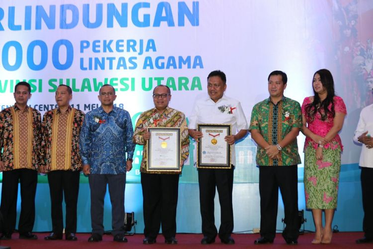 Pemerintah Provinsi Sulawesi Utara memecahkan rekor MURI pemberian jaminan sosial ketenagakerjaan untuk pekerja lintas agama terbanyak di Indonesia, Jumat (11/5/2018). 